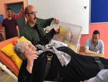 Τουρκία δημοψήφισμα: Ασθενοφόρα μεταφέρουν ασθενείς για να ψηφίσουν (φωτό)
